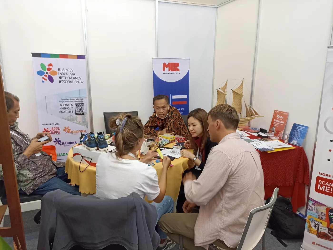 Business discussions at a MIR exhibition booth